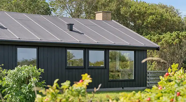 Nyrenoveret feriehus m. havudsigt, 50m fra strand