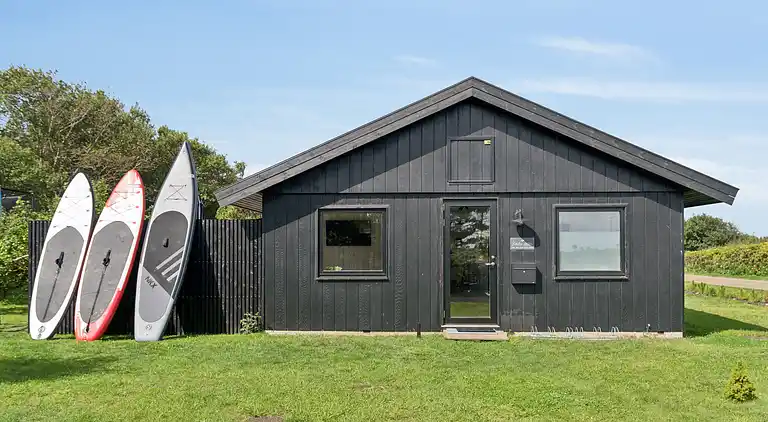 Nyrenoveret feriehus m. havudsigt, 50m fra strand