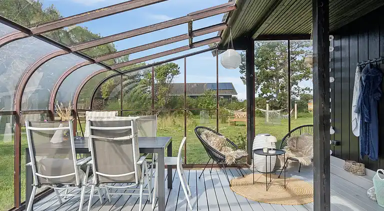 Nyrenoveret feriehus m. havudsigt, 50m fra strand