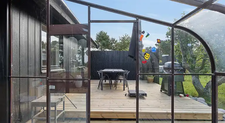 Nyrenoveret feriehus m. havudsigt, 50m fra strand