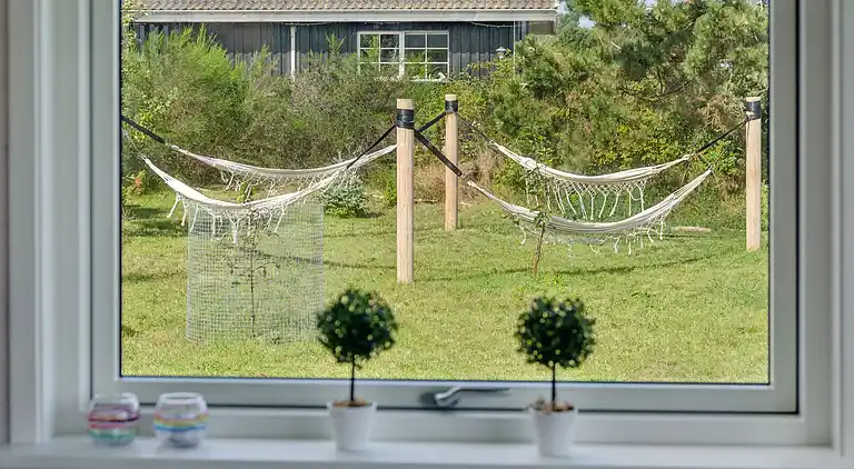 Nyrenoveret feriehus m. havudsigt, 50m fra strand