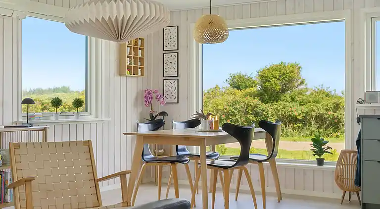 Nyrenoveret feriehus m. havudsigt, 50m fra strand