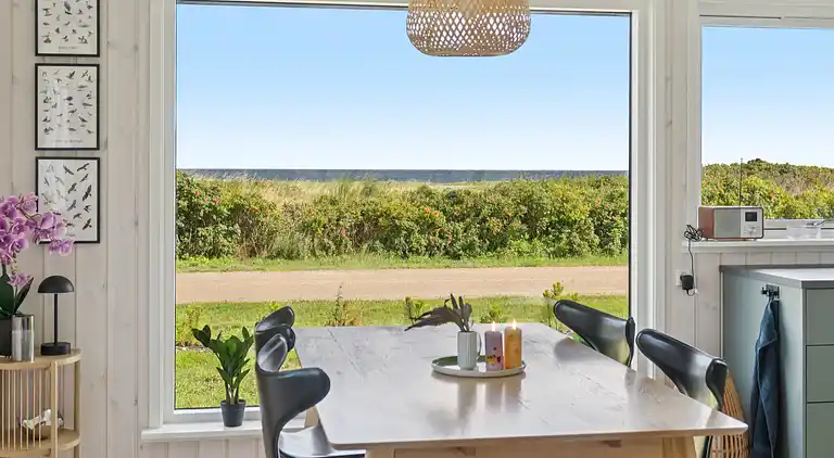 Nyrenoveret feriehus m. havudsigt, 50m fra strand