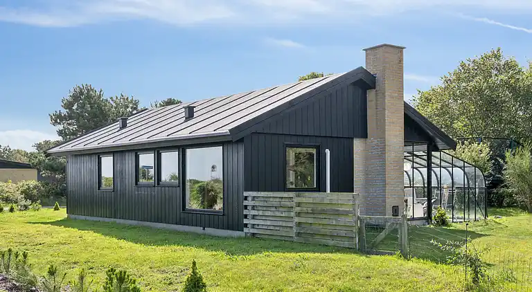 Nyrenoveret feriehus m. havudsigt, 50m fra strand