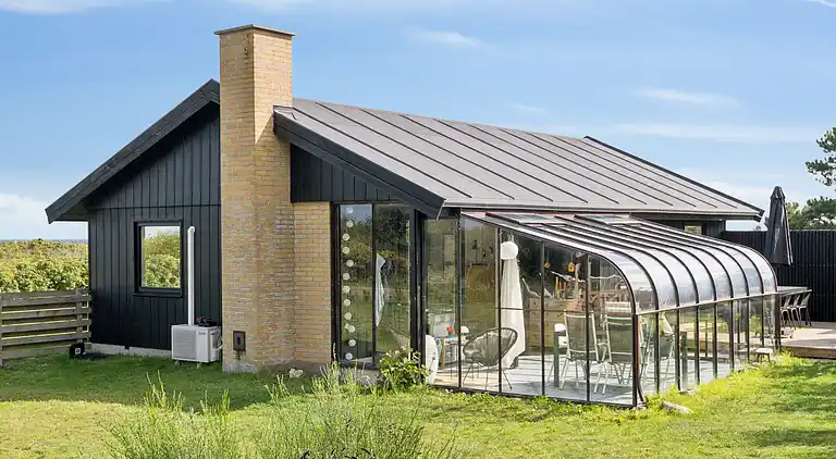 Nyrenoveret feriehus m. havudsigt, 50m fra strand