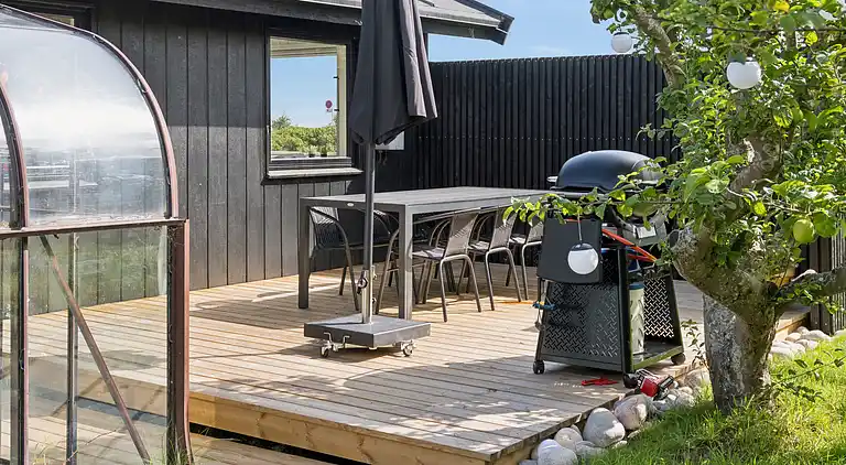 Nyrenoveret feriehus m. havudsigt, 50m fra strand
