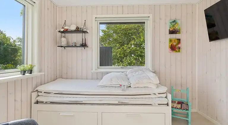 Nyrenoveret feriehus m. havudsigt, 50m fra strand