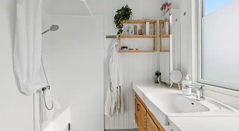 Nyrenoveret feriehus m. havudsigt, 50m fra strand