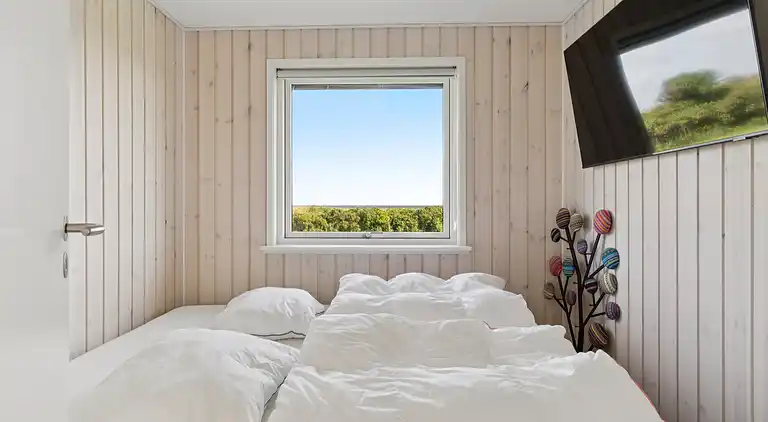 Nyrenoveret feriehus m. havudsigt, 50m fra strand
