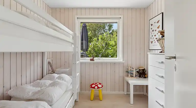 Nyrenoveret feriehus m. havudsigt, 50m fra strand