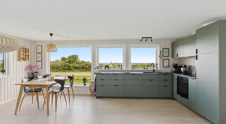 Nyrenoveret feriehus m. havudsigt, 50m fra strand