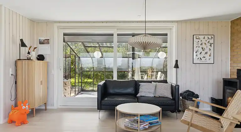 Nyrenoveret feriehus m. havudsigt, 50m fra strand