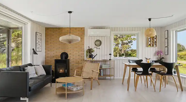Nyrenoveret feriehus m. havudsigt, 50m fra strand