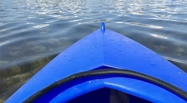 Charmerende sommerhus med stråtag tæt ved vandet