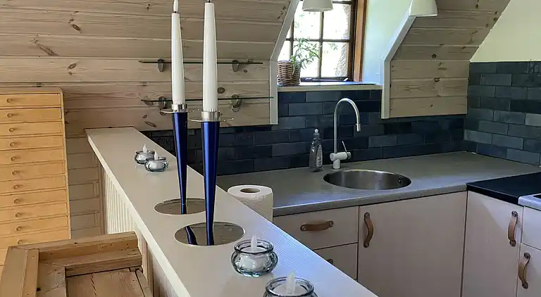 Charmerende sommerhus med stråtag tæt ved vandet