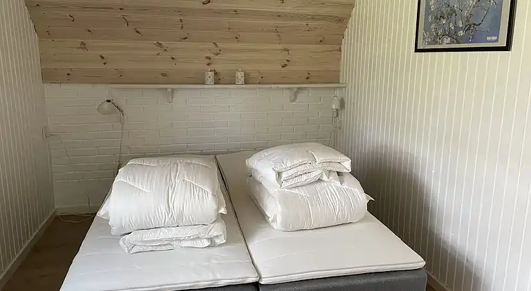 Charmerende sommerhus med stråtag tæt ved vandet