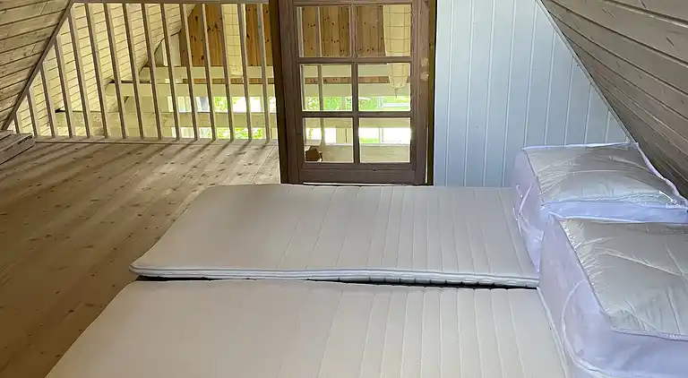 Charmerende sommerhus med stråtag tæt ved vandet