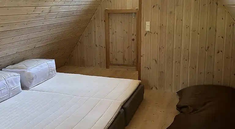 Charmerende sommerhus med stråtag tæt ved vandet