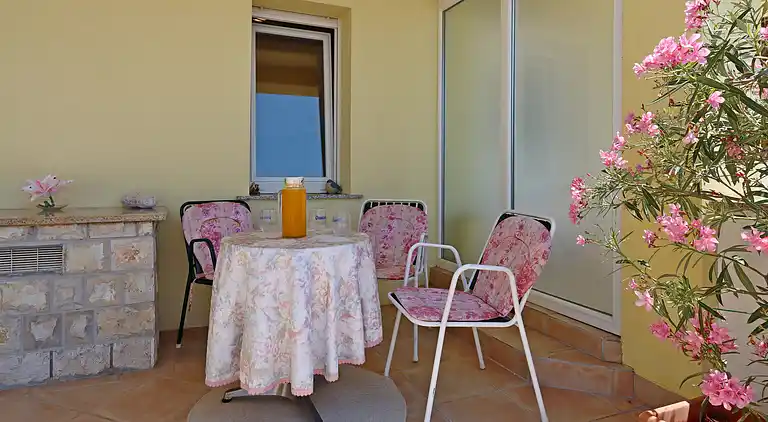 Two bedroom apartment with terrace and sea view Dramalj,