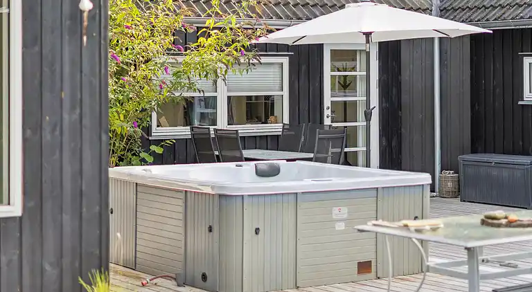 Moderne hus til kip med udespa og sauna 