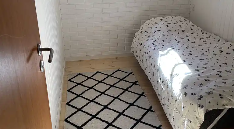 Charmerende sommerhus med stråtag tæt ved vandet