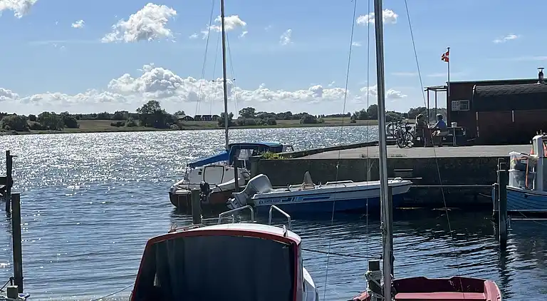 Rummeligt sommerhus på Bogø