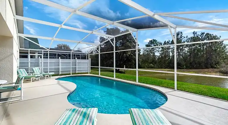 Executive-Poolhaus mit 5 Schlafzimmern – Spielzimmer
