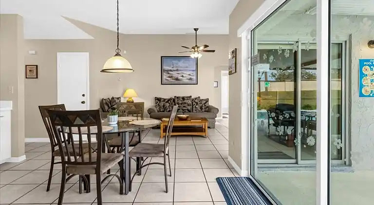Executive-Poolhaus mit 5 Schlafzimmern – Spielzimmer