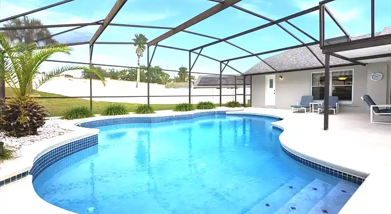 Executive-Poolhaus mit 5 Schlafzimmern – Spielzimmer