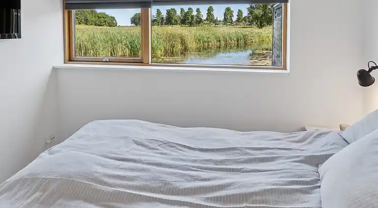 Lakefront luxury holiday retreat with cozy loft