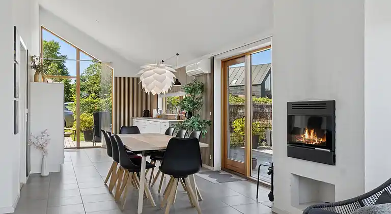 Lakefront luxury holiday retreat with cozy loft