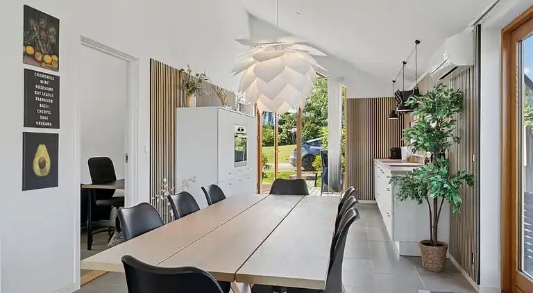 Lakefront luxury holiday retreat with cozy loft