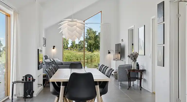 Lakefront luxury holiday retreat with cozy loft