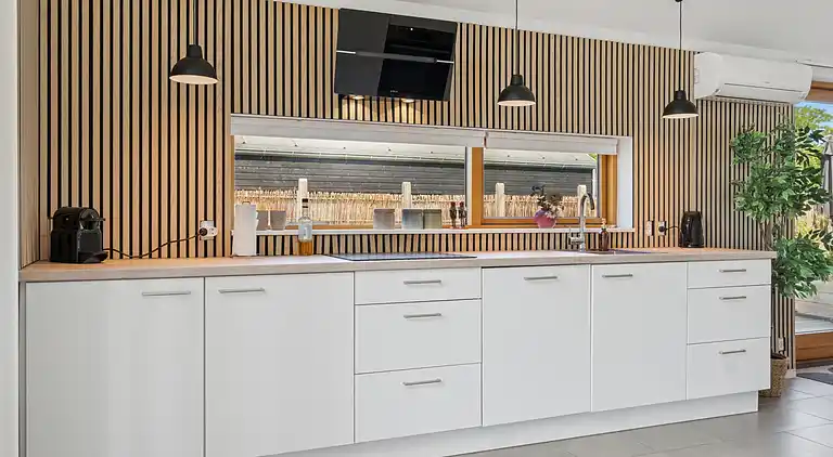 Lakefront luxury holiday retreat with cozy loft