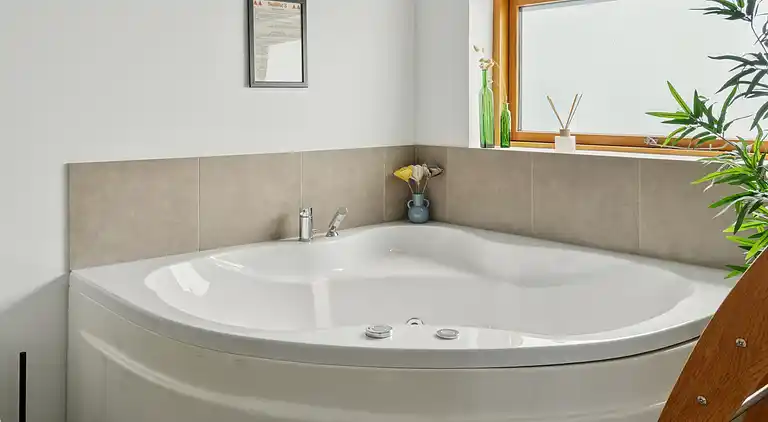 Lakefront luxury holiday retreat with cozy loft