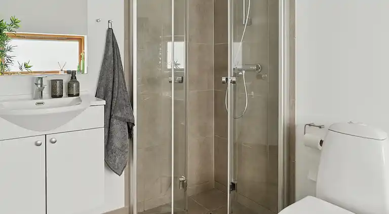 Lakefront luxury holiday retreat with cozy loft