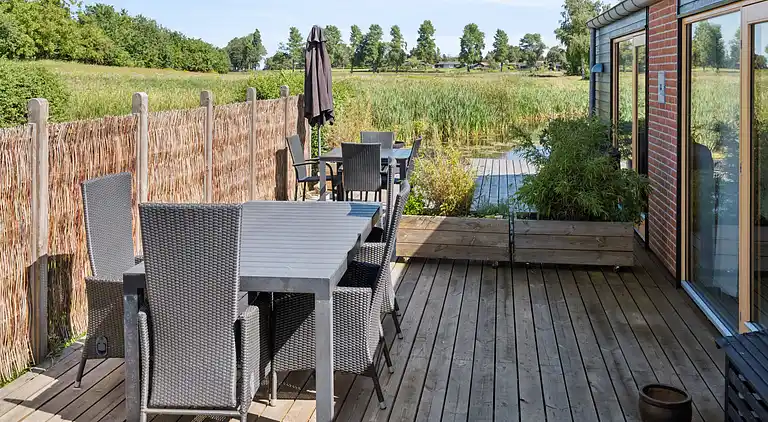 Lakefront luxury holiday retreat with cozy loft