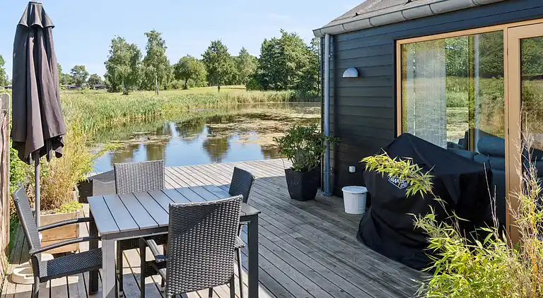 Lakefront luxury holiday retreat with cozy loft