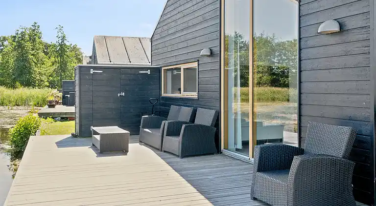 Lakefront luxury holiday retreat with cozy loft