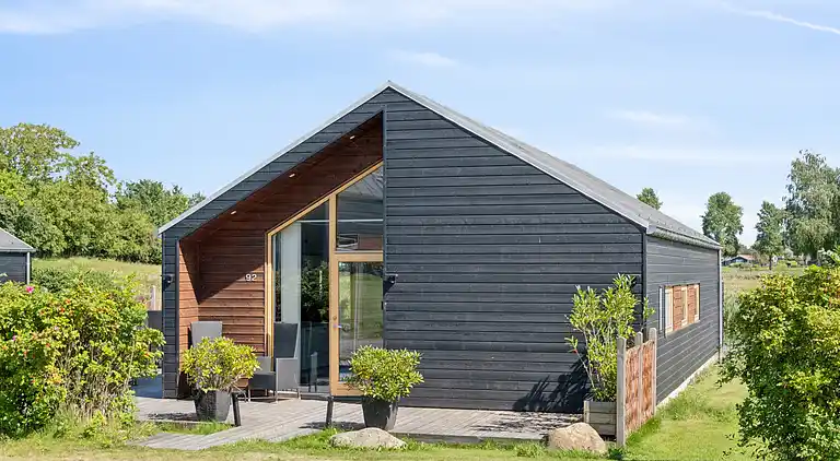 Lakefront luxury holiday retreat with cozy loft