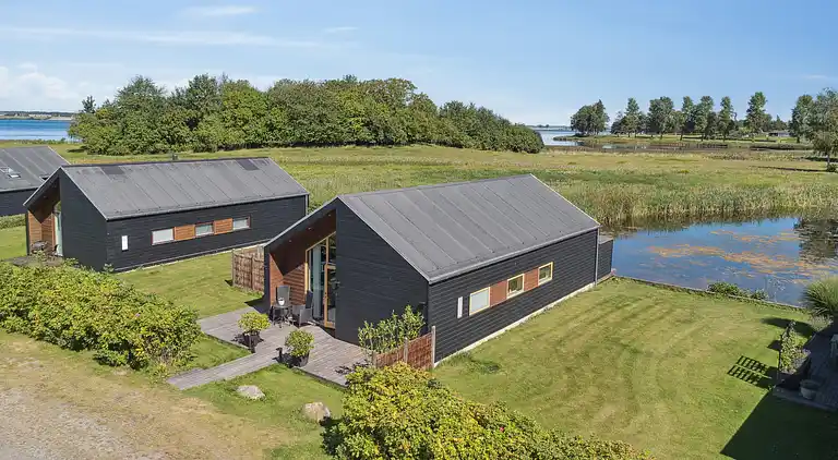 Lakefront luxury holiday retreat with cozy loft