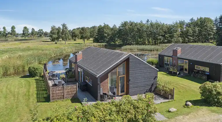 Lakefront luxury holiday retreat with cozy loft