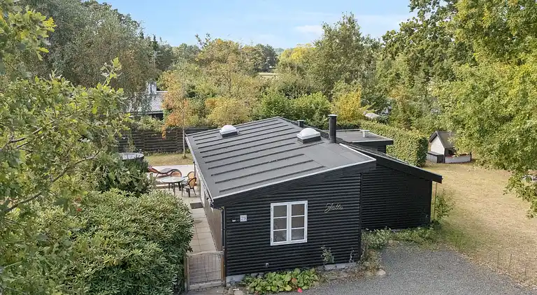 Charmerende sommerhus tæt på strand