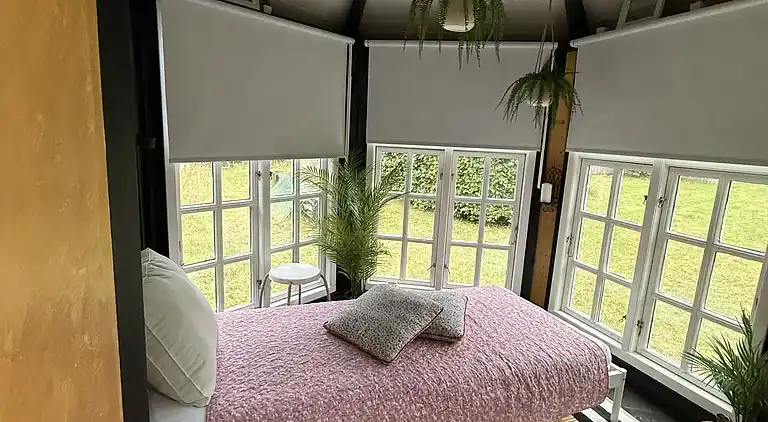 Lyst sommerhus tæt på havet i grønne omgivelser