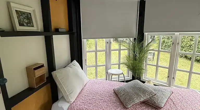 Lyst sommerhus tæt på havet i grønne omgivelser