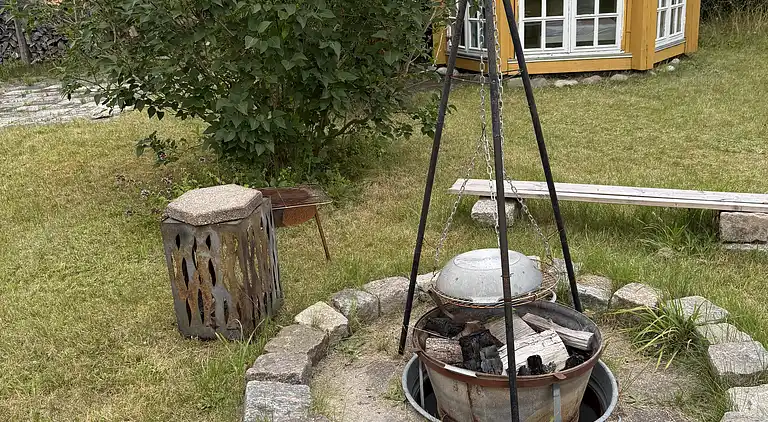 Lyst sommerhus tæt på havet i grønne omgivelser
