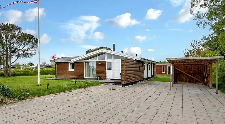 Familjevänligt aktivitetshus nära havet