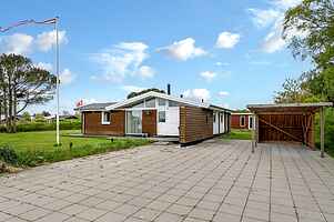 Family-friendly activity house by the sea