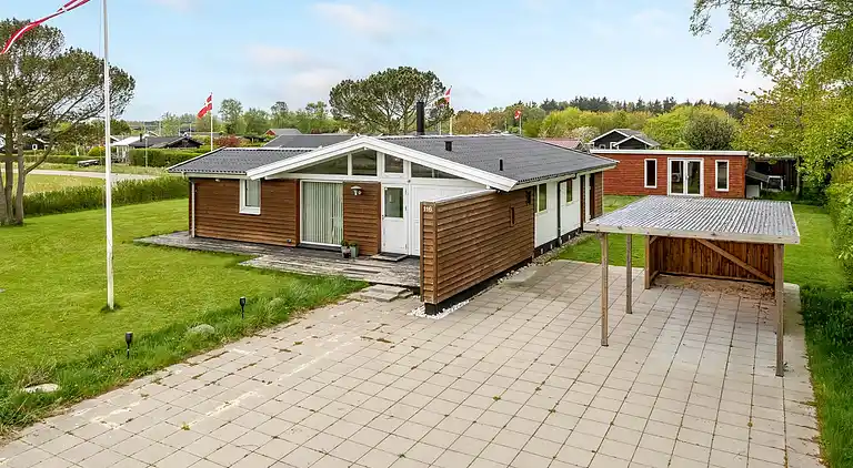 Familjevänligt aktivitetshus nära havet