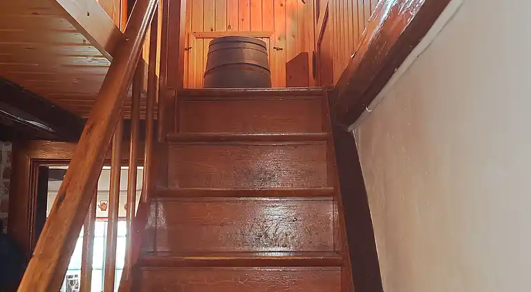 Historisk sommerhusidyl direkte ved vandet.